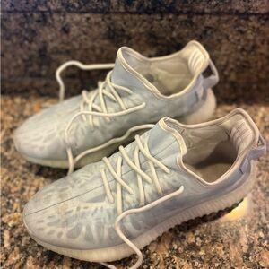 Men’s Yeezy Athletic Shoes